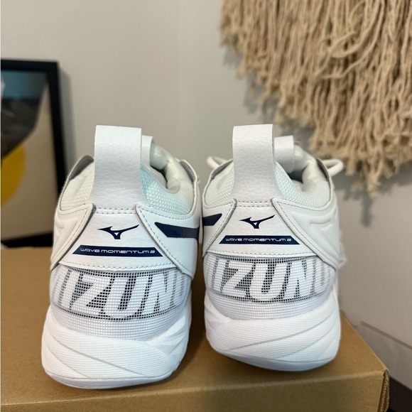 Mizuno Wave Momentum 2 Sneaker Women's US 11.5 White Volleyball Shoes - Picture 4 of 6